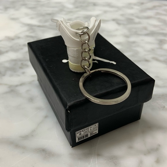 Off-White Air Jordan1 3D keychain 

Comes with mini Air Jordan shoebox - Picture 3 of 4